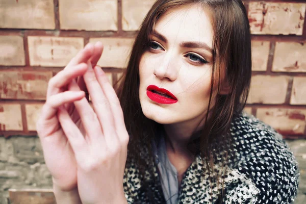 Cara de una hermosa chica con labios rojos — Foto de Stock