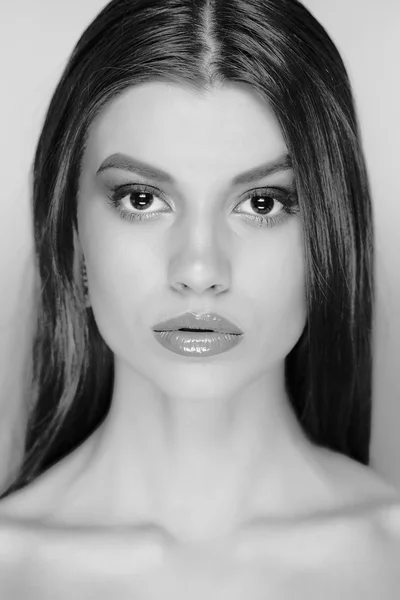 Menina bonita com cabelo comprido. Preto e branco — Fotografia de Stock