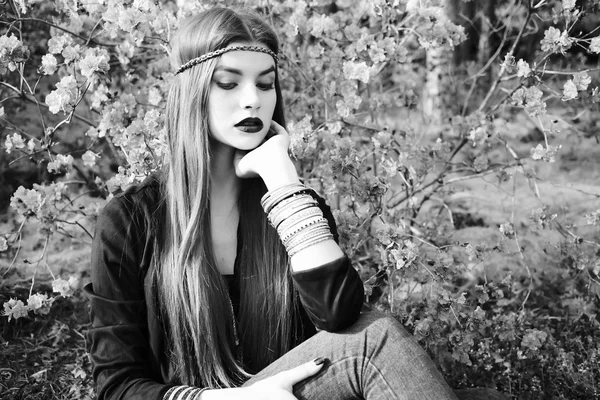 model çiçek açan bahçede poz