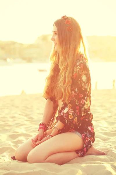 Модний знімок красивої дівчини в стилі бохо на фоні сонячного світла . — стокове фото