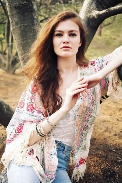 Mujer de moda en bosque de otoño . — Foto de Stock