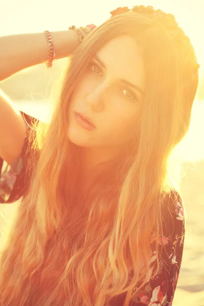 รูปแฟชั่นของสาวสไตล์โบโฮที่สวยงาม บนพื้นหลังแสงแดด . — ภาพถ่ายสต็อก