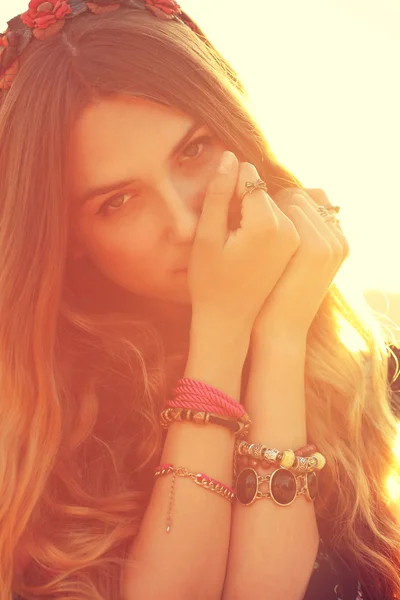 Moda tiro de uma bela menina estilo boho sobre fundo de luz solar . — Fotografia de Stock