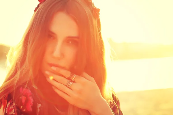 Güneş ışığı arka plan üzerinde bir güzel boho tarzı kız moda çekim. 