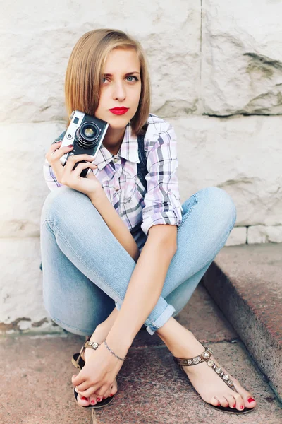 Portrait of young hipster girl making photo with vintage camera. — Stock Photo, Image