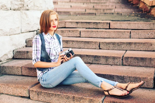 Porträtt av ung hipster tjej att göra foto med vintage kamera. — Stockfoto