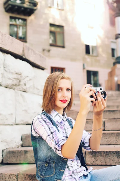 Portrait of young hipster girl making photo with vintage camera. — Stock Photo, Image
