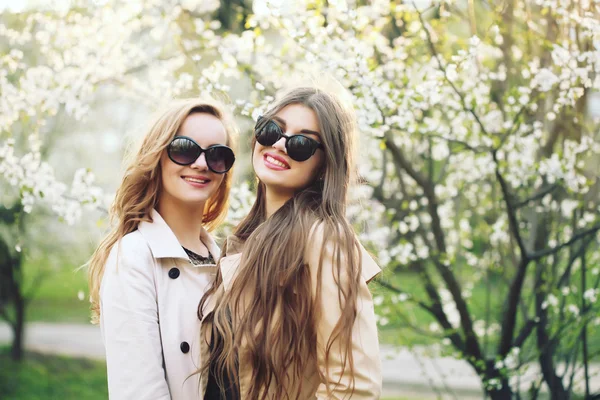 Hermosas chicas con bolsas de compras en ctiy — Foto de Stock