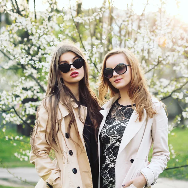 Vackra flickor med shoppingväskor i ctiy — Stockfoto