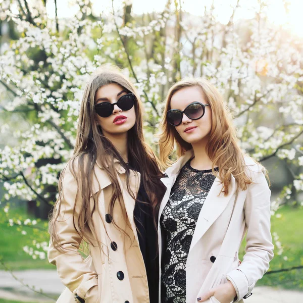 Hermosas chicas con bolsas de compras en ctiy — Foto de Stock