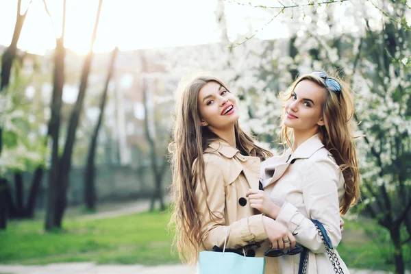 Vackra flickor med shoppingväskor i ctiy — Stockfoto