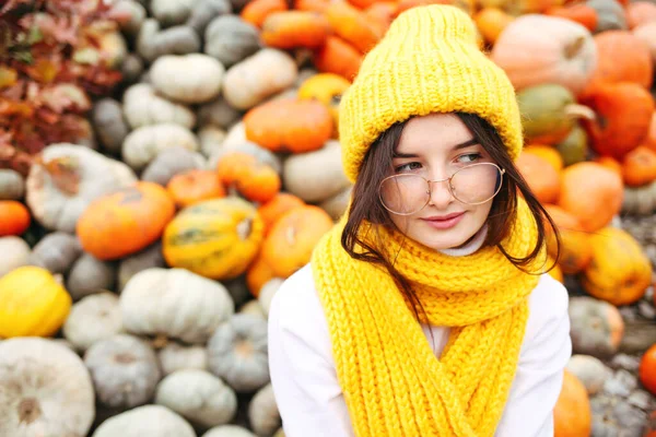 Kleines Mädchen Mit Hut Und Kürbissen Herbstpark — Stockfoto