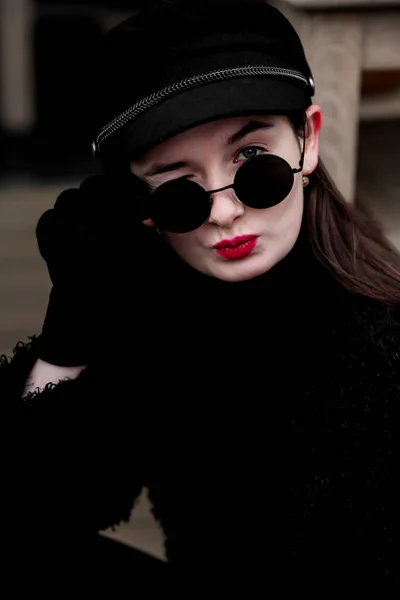 Retrato Una Hermosa Joven Gafas Sol —  Fotos de Stock