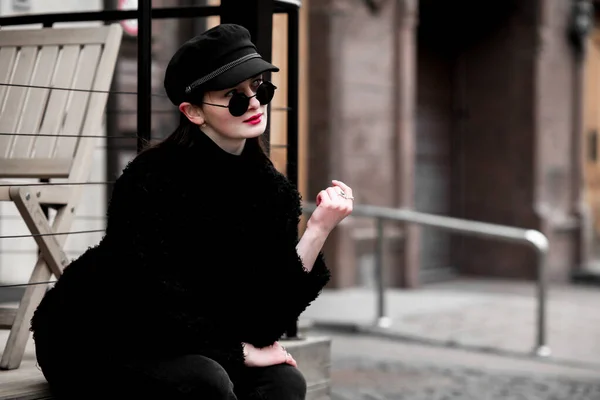 Menina Bonita Casaco Preto Óculos Sol Posando Cidade — Fotografia de Stock