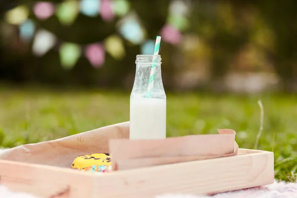 木のテーブルの上の庭の新鮮な牛乳 — ストック写真