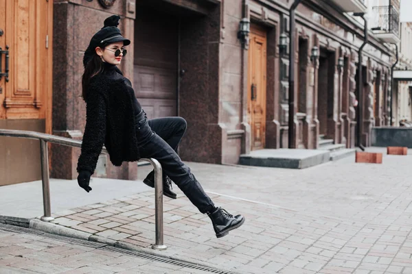 Mladá Krásná Žena Černém Kabátu Sluneční Brýle Pózovat Městě — Stock fotografie