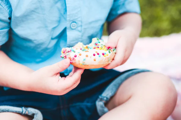 Kleines Mädchen Mit Einem Cupcake Der Hand — Stockfoto