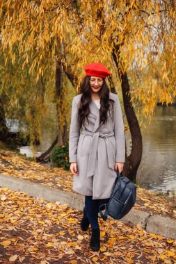 Şık kırmızı bereli mutlu esmer kadın. 