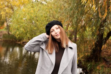 Şık bereli mutlu esmer kadın.. 