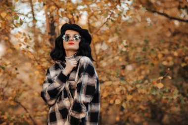 Güneş gözlüklü neşeli beyaz kadının yakın plan portresi. 