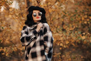 Güneş gözlüklü neşeli beyaz kadının yakın plan portresi. 