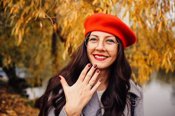 Happy Brunette Woman Stylish Red Beret Red Lips Bordeaux Nails — Stock Photo, Image