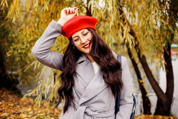 Gelukkig Brunette Vrouw Stijlvolle Rood Baret — Stockfoto