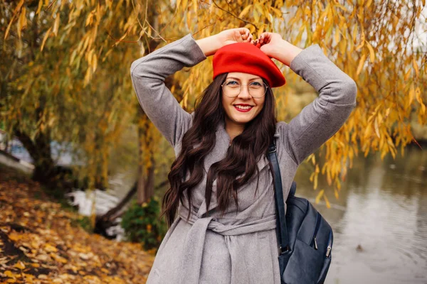 幸せなブルネット女性でスタイリッシュな赤ベレー帽 — ストック写真
