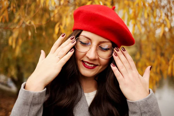 Şık Kırmızı Bereli Kırmızı Dudaklı Bordo Tırnaklı Mutlu Esmer Kadın — Stok fotoğraf