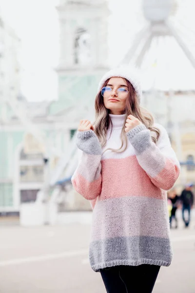 Portrait Young Pretty Funny Smiling Girl Cold Weather Dressed Warm — Stock Photo, Image