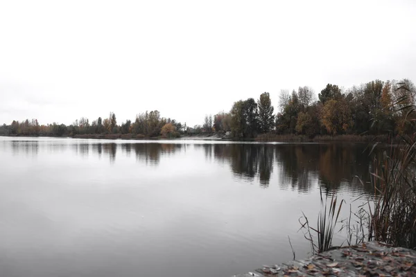 Paisagem Outono Com Lago — Fotografia de Stock