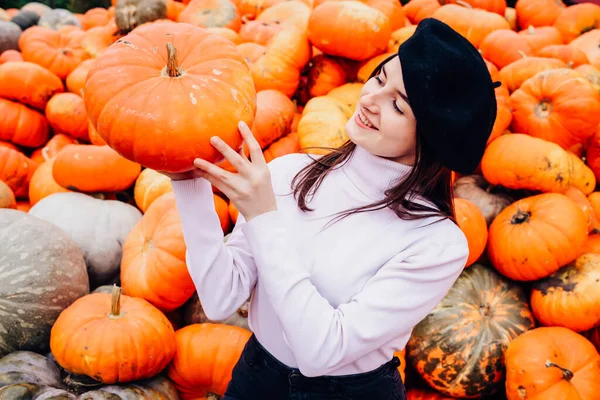 Frohe Danksagung Schöne Junge Frau Orangefarbener Mütze Und Handschuhen Mit — Stockfoto
