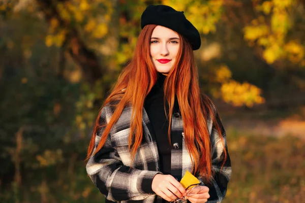 Vacker Flicka Hatt Och Halsduk Höstparken — Stockfoto