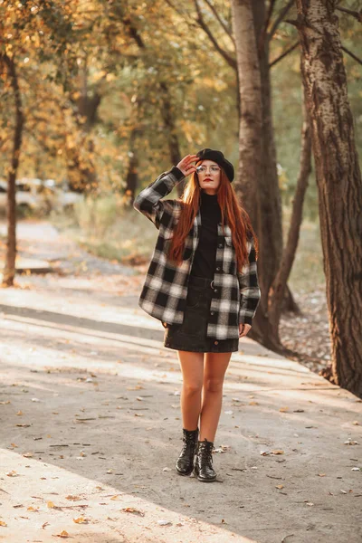 公園を歩くコート姿の美少女 — ストック写真