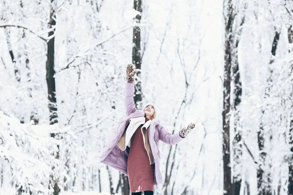 Молодая Женщина Варежках Зимнем Снежном Парке — стоковое фото