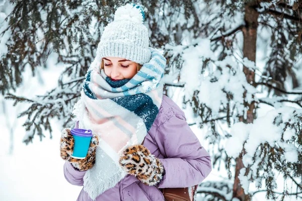 Jeune Femme Tenant Tasse Café Hiver Parc Enneigé — Photo