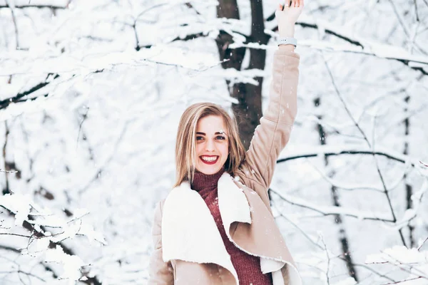 Jeune Femme Souriant Hiver Parc Enneigé — Photo