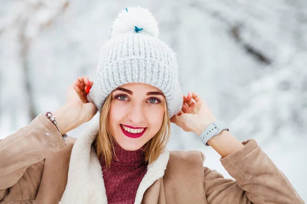 Mujer Joven Sombrero Punto Sonriendo Parque Nevado —  Fotos de Stock