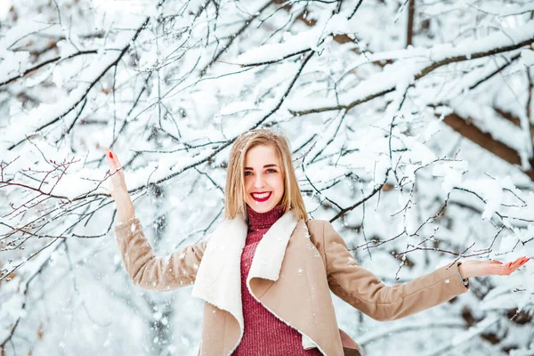 Νεαρή Γυναίκα Ποζάρουν Στο Χειμερινό Χιονισμένο Πάρκο — Φωτογραφία Αρχείου