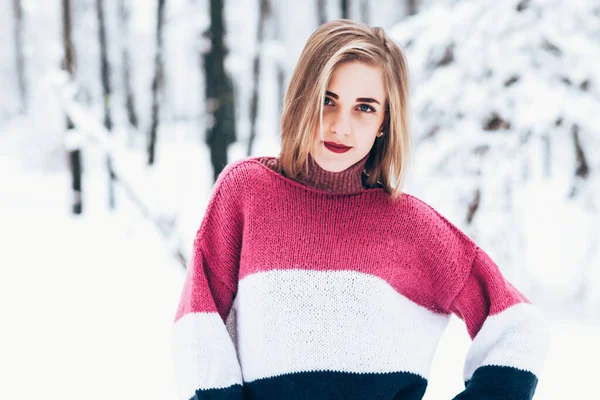 Mujer Joven Invierno Parque Cubierto Nieve — Foto de Stock