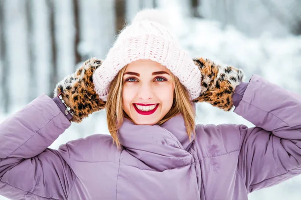 Jeune Femme Bonnet Tricoté Mitaines Souriantes Dans Parc Enneigé — Photo