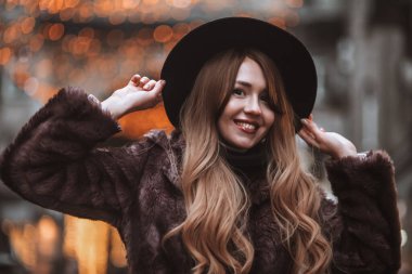 Muhteşem komik kız yeni yılın tadını çıkarıyor. # Mutlu kız Noel alışverişinde # # Karlı şehir tatil pazarında # # Hediyeler ve hediyeler alıyor # # Yeni yıl alışveriş konsepti #. 