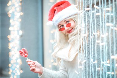 Muhteşem komik kız yeni yılın tadını çıkarıyor. # Mutlu kız Noel alışverişinde # # Karlı şehir tatil pazarında # # Hediyeler ve hediyeler alıyor # # Yeni yıl alışveriş konsepti #. 