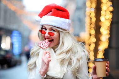 Muhteşem komik kız yeni yılın tadını çıkarıyor. # Mutlu kız Noel alışverişinde # # Karlı şehir tatil pazarında # # Hediyeler ve hediyeler alıyor # # Yeni yıl alışveriş konsepti #. 