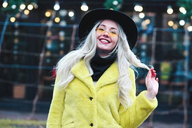 Muhteşem komik kız yeni yılın tadını çıkarıyor. # Mutlu kız Noel alışverişinde # # Karlı şehir tatil pazarında # # Hediyeler ve hediyeler alıyor # # Yeni yıl alışveriş konsepti #. 