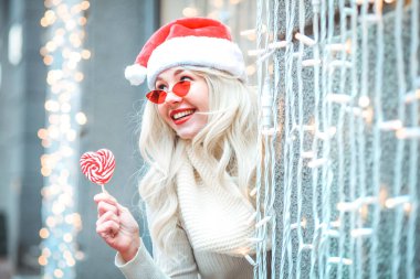 Muhteşem komik kız yeni yılın tadını çıkarıyor. # Mutlu kız Noel alışverişinde # # Karlı şehir tatil pazarında # # Hediyeler ve hediyeler alıyor # # Yeni yıl alışveriş konsepti #. 