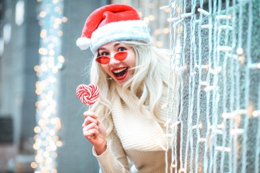 Muhteşem komik kız yeni yılın tadını çıkarıyor. # Mutlu kız Noel alışverişinde # # Karlı şehir tatil pazarında # # Hediyeler ve hediyeler alıyor # # Yeni yıl alışveriş konsepti #. 