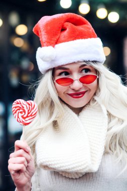 Muhteşem komik kız yeni yılın tadını çıkarıyor. # Mutlu kız Noel alışverişinde # # Karlı şehir tatil pazarında # # Hediyeler ve hediyeler alıyor # # Yeni yıl alışveriş konsepti #. 