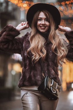 Muhteşem komik kız yeni yılın tadını çıkarıyor. # Mutlu kız Noel alışverişinde # # Karlı şehir tatil pazarında # # Hediyeler ve hediyeler alıyor # # Yeni yıl alışveriş konsepti #. 