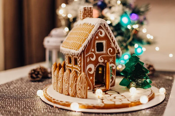 Casa Pan Zenzero Sopra Luci Sfocate Abete Decorato Natale — Foto Stock